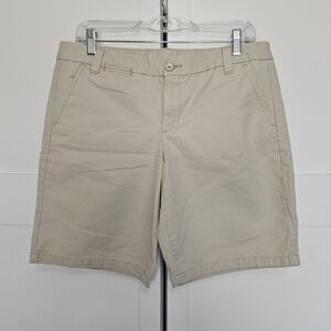 NWOT: GAP khaki shorts size 6